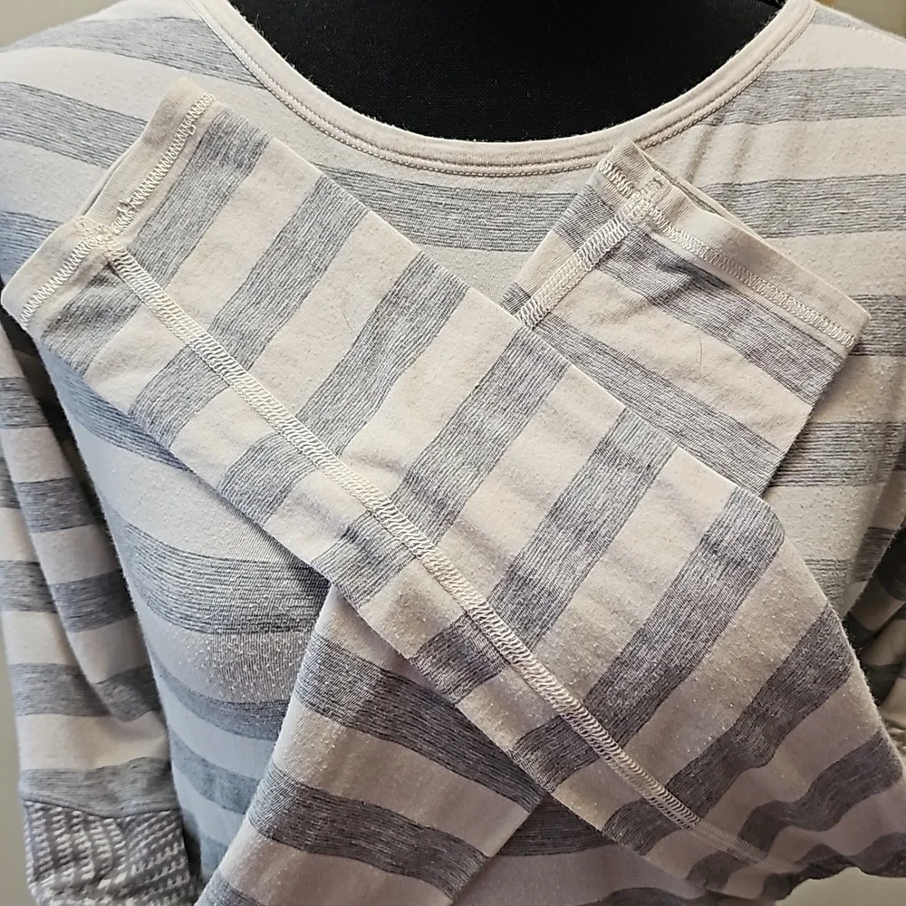 206. Lululemon Devotion long sleeve - Picture 5 of 8